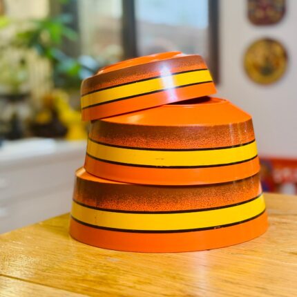 שלישית קערות כתומות