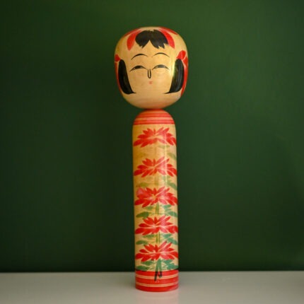 בובת קוקשי יפנית מסורתית