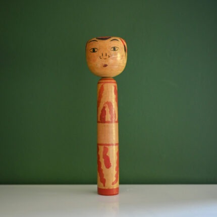 בובת קוקשי יפנית מסורתית