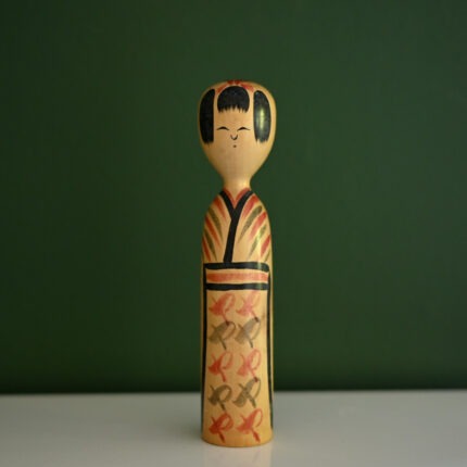 בובת קוקשי יפנית מסורתית