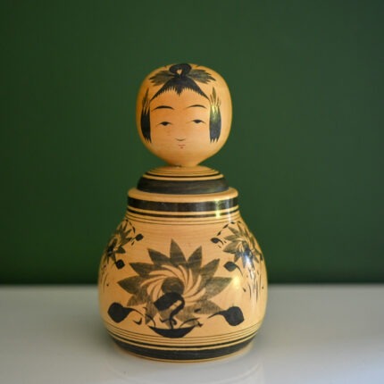 בובת קוקשי יפנית מסורתית