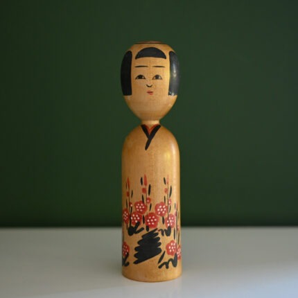בובת קוקשי יפנית מסורתית