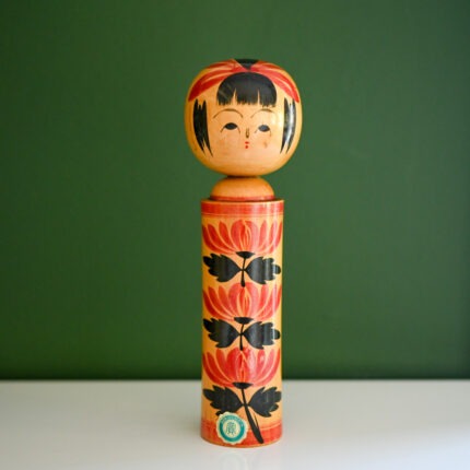 בובת קוקשי יפנית מסורתית