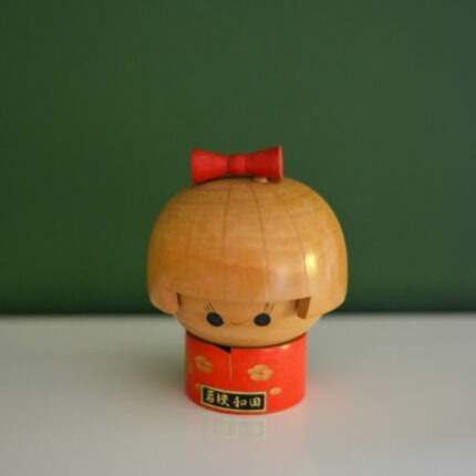 בובת קוקשי יפנית יצירתית