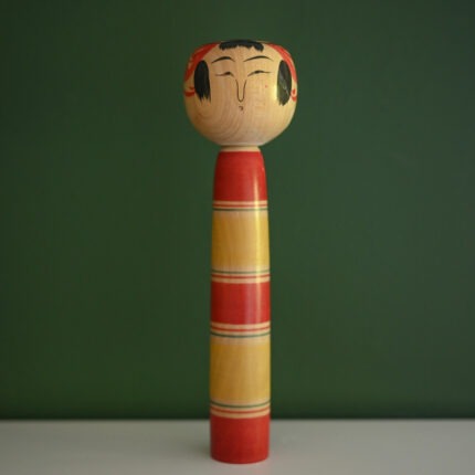 בובת קוקשי יפנית מסורתית