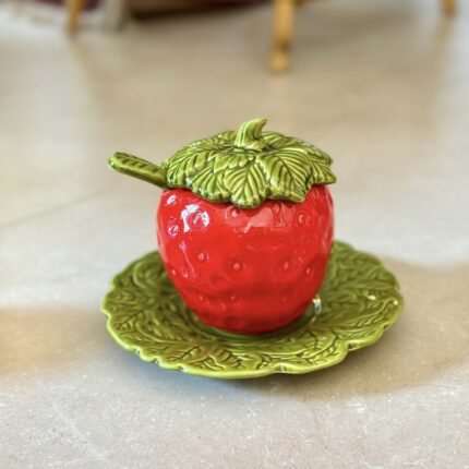 כלי לרוטב בצורה של תות