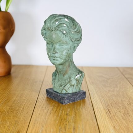 פסל אישה וינטגי בלגי