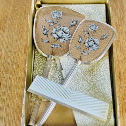 סט מברשות ומראה יד