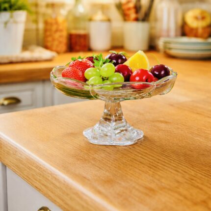 כלי על רגל זכוכית צבעונית