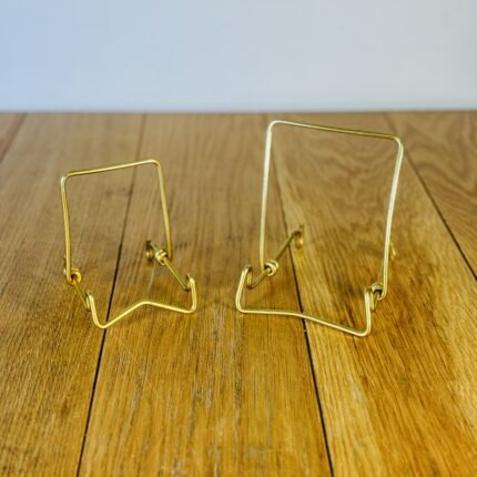 זוג מעמדים לספרים או צלחות