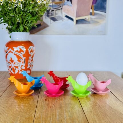 כלים מפלסטיק וינטג׳ לביצים