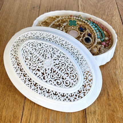 קופסת תכשיטים מפלסטיק וינטג׳ רוסי